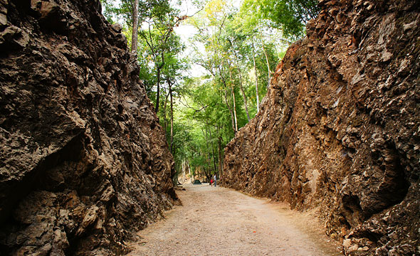 พิพิธภัณฑ์ช่องเขาขาด